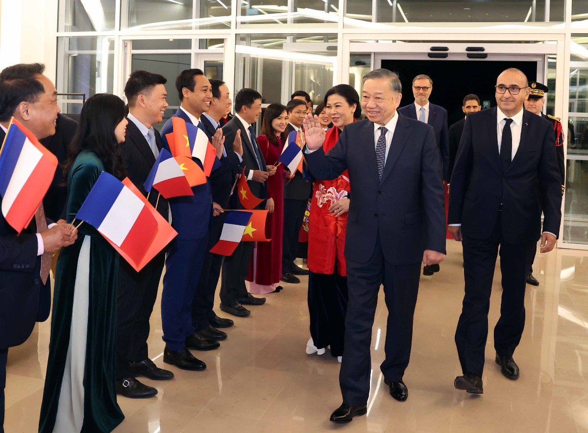 Cán bộ, nhân viên Đại sứ quán và cộng đồng người Việt Nam tại Pháp đón Tổng Bí thư, Chủ tịch nước Tô Lâm và phu nhân - Ảnh: TTXVN