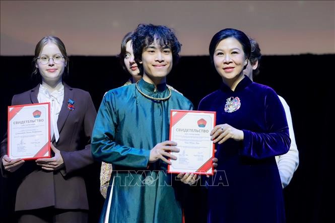 Bà Ngô Phương Ly - Phu nhân Tổng Bí thư, Chủ tịch nước Tô Lâm trao giải thưởng cho các sinh viên có thành tích xuất sắc. Ảnh: Tâm Hằng - TTXVN