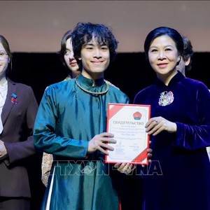 Bà Ngô Phương Ly - Phu nhân Tổng Bí thư, Chủ tịch nước Tô Lâm trao giải thưởng cho các sinh viên có thành tích xuất sắc. Ảnh: Tâm Hằng - TTXVN