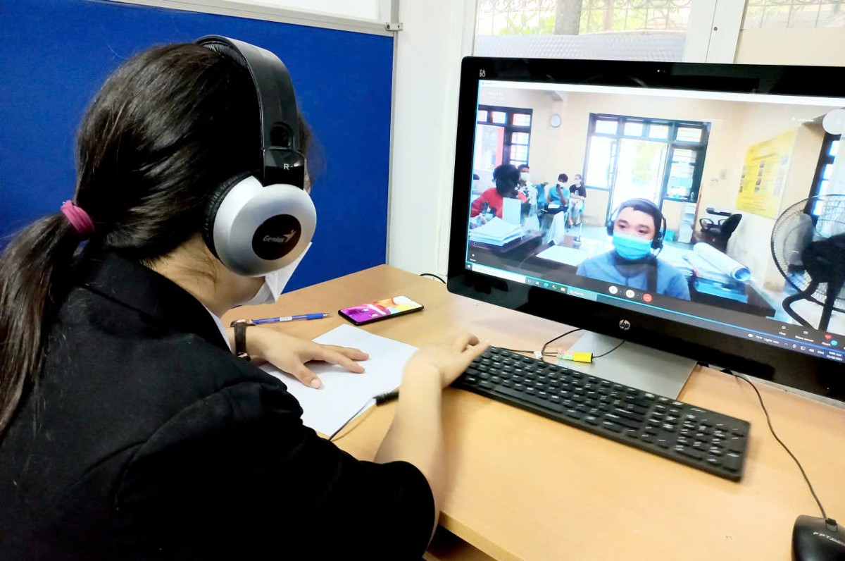 Một doanh nghiệp phỏng vấn trực tuyến với người lao động tìm việc. Ảnh: Thu Hằng.