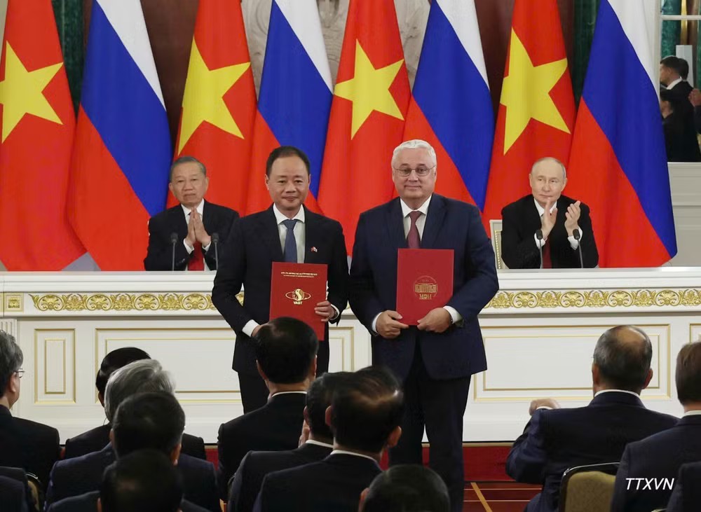 Tổng Bí thư, Chủ tịch nước Tô Lâm và Tổng thống Nga Vladimir Putin chứng kiến Lễ trao văn kiện hợp tác giữa hai nước. Ảnh: Thống Nhất – TTXVN