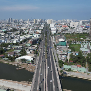 Cầu Kênh Ngang 3 kết nối trực tiếp hai đoạn đường Lưu Hữu Phước đang bị chia cắt bởi Kênh Ngang số 3, qua đó liên thông trục Hoài Thanh - Lưu Hữu Phước với đường An Dương Vương và nối ra đại lộ Võ Văn Kiệt. Trong ảnh: Đại lộ Võ Văn Kiệt nhìn từ trên cao. Ảnh: PMH