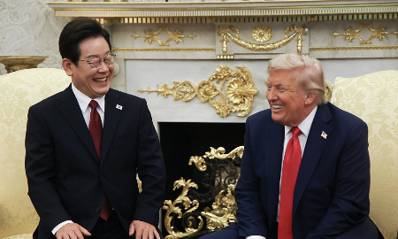 Tổng thống Hàn Quốc Lee Jae Myung (trái) và Tổng thống Hàn Quốc Donald Trump trong cuộc gặp ở Nhà Trắng vào tháng 8/2025 - Ảnh: Yonhap.