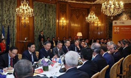 Tổng Bí thư, Chủ tịch nước Tô Lâm và Tổng thống Pháp Emmanuel Macron với lãnh đạo một số tập đoàn, doanh nghiệp hàng đầu của hai nước. Ảnh: Thống Nhất/TTXVN