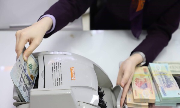 Ngân hàng Nhà nước hút ròng hơn 53.000 tỷ đồng, lãi suất liên ngân hàng biến động mạnh