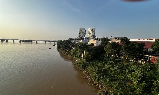 Một góc khu dân cư hiện hữu ven sông Hồng. Ảnh: Thanh Xuân