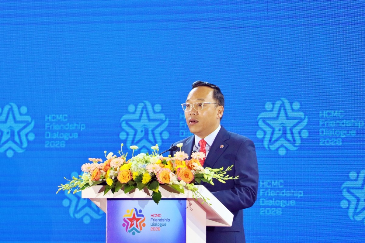 Thứ trưởng Bộ Ngoại giao Nguyễn Hoàng Long phát biểu tại Hội nghị Thị trưởng trong khuôn khổ FD 2026 - Ảnh: Cổng thông tin điện tử TP. Hồ Chí Minh.