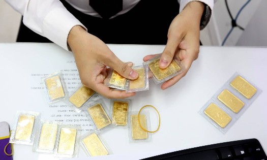 Kinh doanh ngoại tệ, kim loại quý, đá quý và tài sản mã hóa nằm trong các nhóm ngành, lĩnh vực có khách hàng tổ chức được yêu cầu thống kê riêng để phục vụ giám sát phòng, chống rửa tiền (Ảnh: Duy Linh).