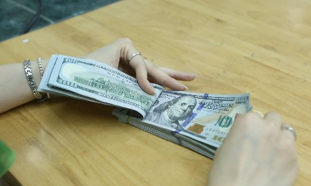 Ngân hàng Nhà nước rút bớt thanh khoản VND, duy trì chênh lệch lãi suất VND – USD theo hướng hỗ trợ ổn định tỷ giá (Ảnh: PL).