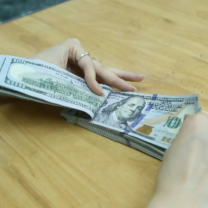 Ngân hàng Nhà nước rút bớt thanh khoản VND, duy trì chênh lệch lãi suất VND – USD theo hướng hỗ trợ ổn định tỷ giá (Ảnh: PL).
