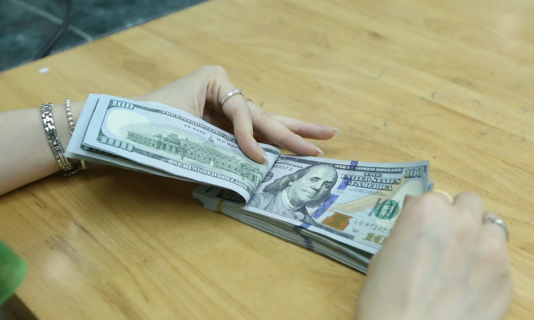 Ngân hàng Nhà nước rút bớt thanh khoản VND, duy trì chênh lệch lãi suất VND – USD theo hướng hỗ trợ ổn định tỷ giá (Ảnh: PL).