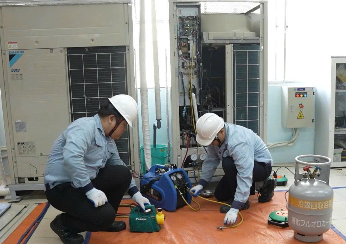 Hoạt động thu hồi môi chất lạnh. Ảnh: Cục Biến đổi khí hậu