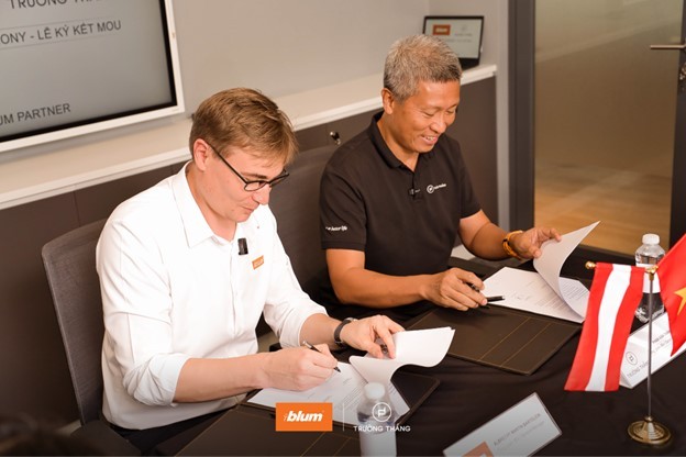 Nghi thức ký kết MOU giữa hai thương hiệu. Nguồn: Blum Việt Nam.