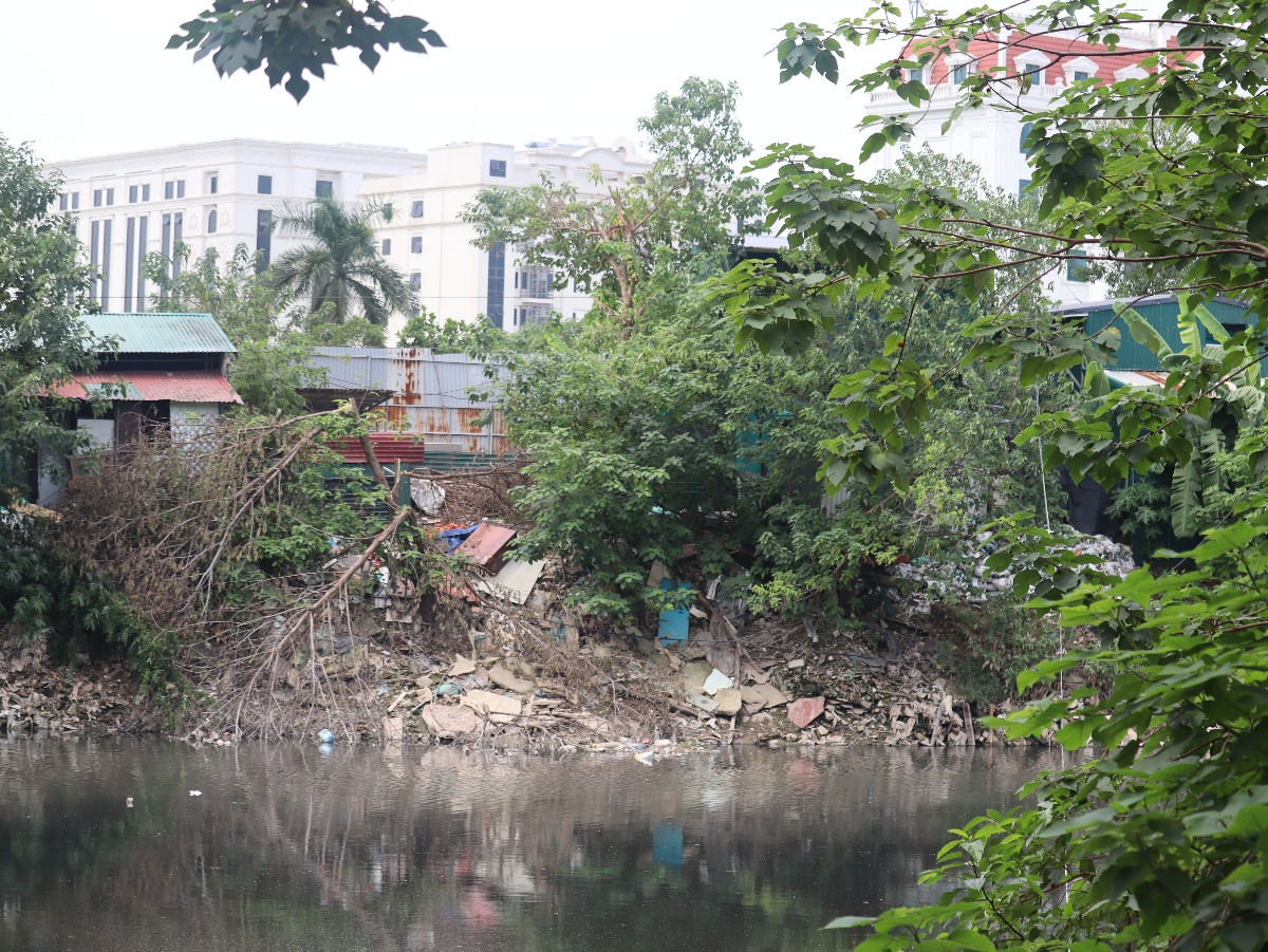 Nhiều năm qua, dòng sông hiếm khi trở lại màu đỏ phù sa, thay vào đó là màu đen đặc, bốc mùi hôi thối.
