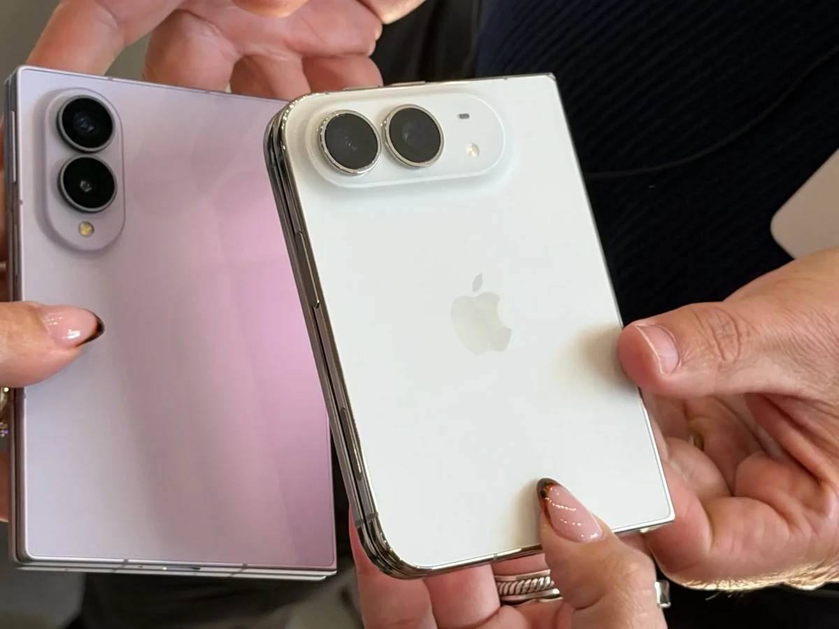 iPhone Duo (trái) và Galaxy Z Fold 8 (phải). Ảnh minh hoạ: Patrick Holland/CNET.
