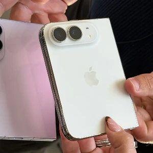 iPhone Duo (trái) và Galaxy Z Fold 8 (phải). Ảnh minh hoạ: Patrick Holland/CNET.
