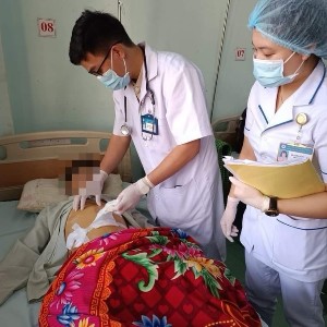 Nhân viên y tế thăm khám cho bệnh nhân. Ảnh: Duy Nguyễn.