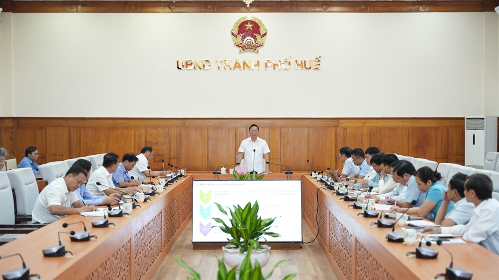 Ông Lê Trí Thanh, Chủ tịch UBND thành phố Huế, chủ trì cuộc họp nghe báo cáo tình hình sản xuất nông nghiệp hàng hóa, phát triển sản phẩm OCOP và thực trạng liên kết chuỗi trên địa bàn thành phố. Ảnh: UBND TP Huế.