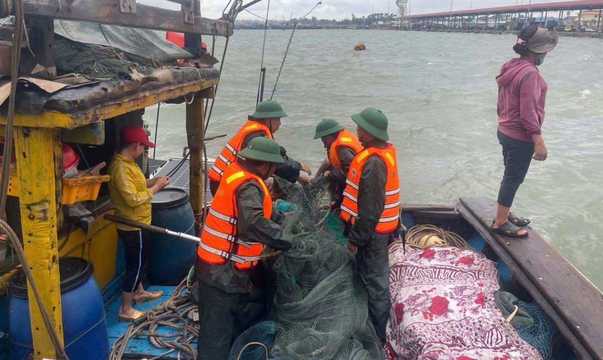 Một tàu cá của ngư dân bị chìm khi đang neo đậu tại khu vực cảng cá Thuận An, thành phố Huế. Lực lượng chức năng đã kịp thời hỗ trợ chủ tàu trục vớt tài sản, ngư lưới cụ. Ảnh: Đ.P