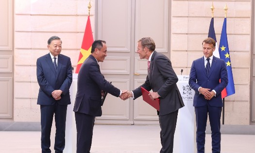 Vietnam Airlines and Airbus leaders exchange the MOU in the presence of General Secretary and President To Lam (L) and French President Emmanuel Macron. (Photo: VNA)
