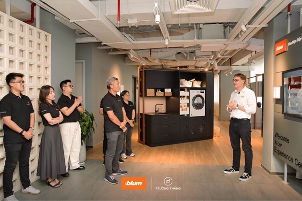 Giao lưu và trải nghiệm không gian Trung tâm trải nghiệm - Blum Experience Center HCM. Nguồn: Blum Việt Nam.