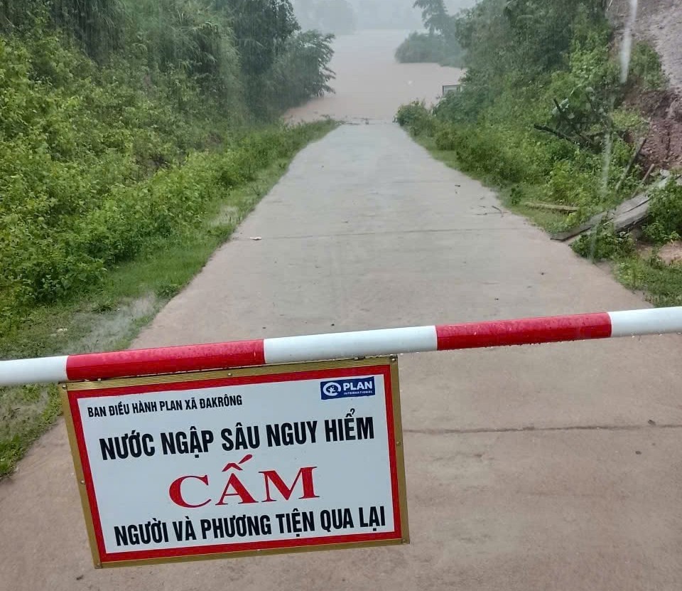 Lực lượng chức năng lập rào chắn tại các điểm ngập sâu ở xã Đakrông. Ảnh: UBND xã Đakrông
