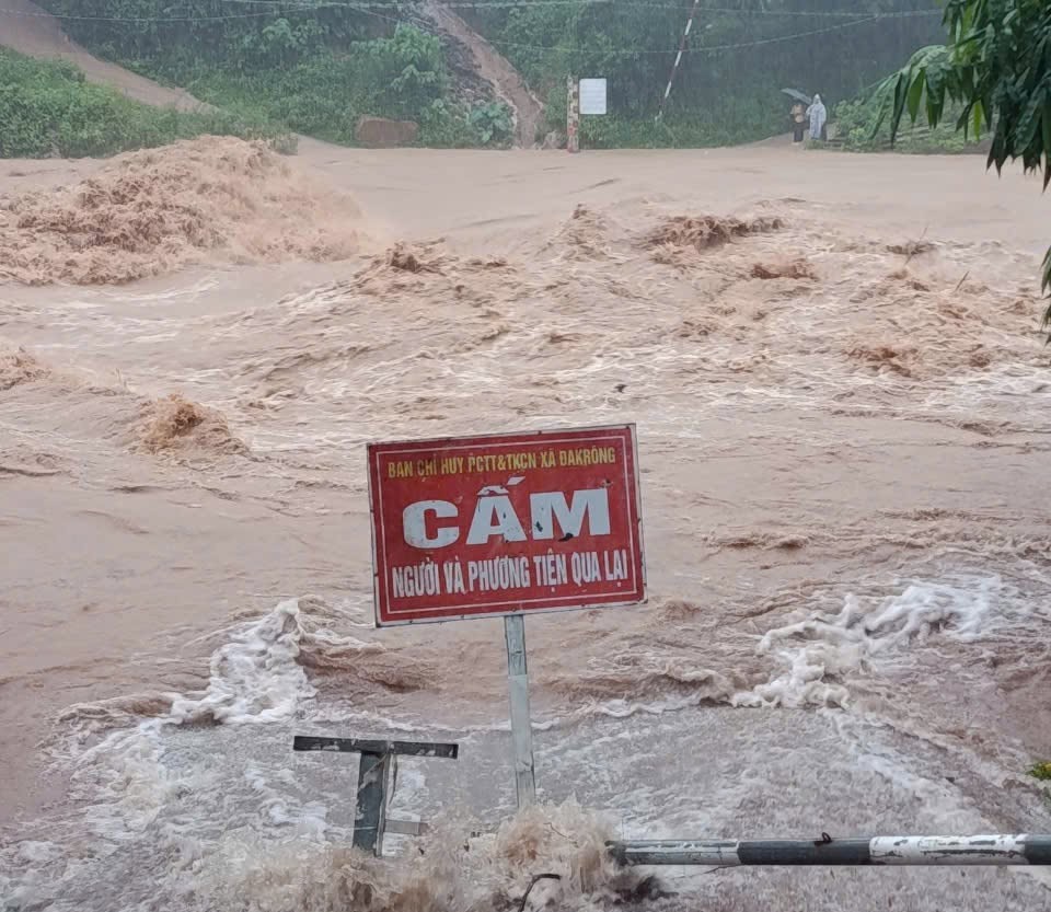 Nước lũ dâng cao tại cầu tràn trên địa bàn xã Đakrông. Ảnh: UBND xã Đakrông
