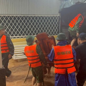 Nước sông Sê Pôn tràn vào nhà dân ở khu vực thấp trũng Lao Bảo, lực lượng chức năng khẩn trương hỗ trợ di dời. Ảnh: Ảnh: BĐBP Quảng Trị
