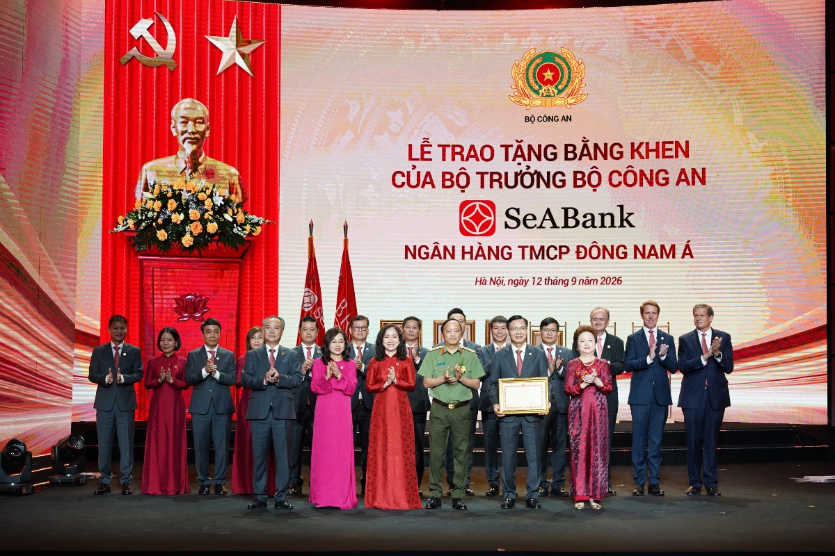Ban lãnh SeABank đón nhận Bằng khen của Bộ trưởng Bộ Công an vì đã có thành tích xuất sắc trong phong trào “Toàn dân bảo vệ an ninh Tổ quốc”.