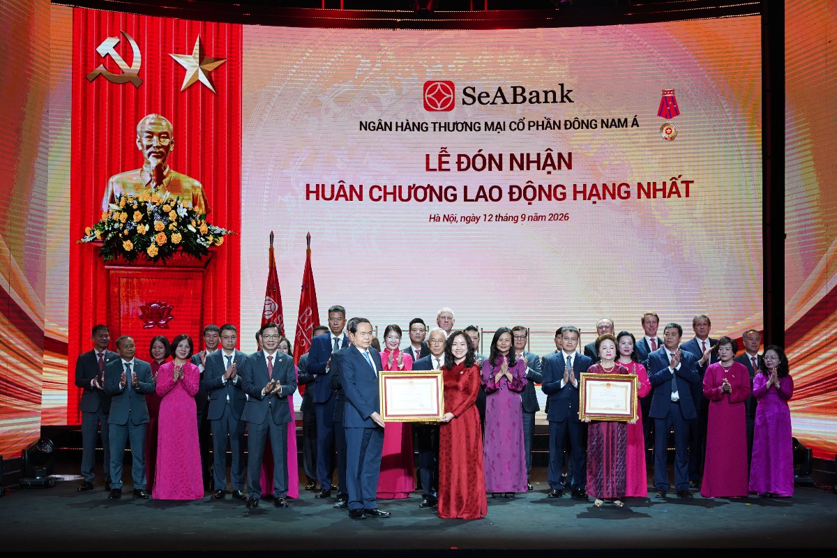 Bà Lê Thu Thuỷ - Phó Chủ tịch HĐQT SeABank đại diên Ngân hàng đón nhận Huân chương lao động hạng Nhất.