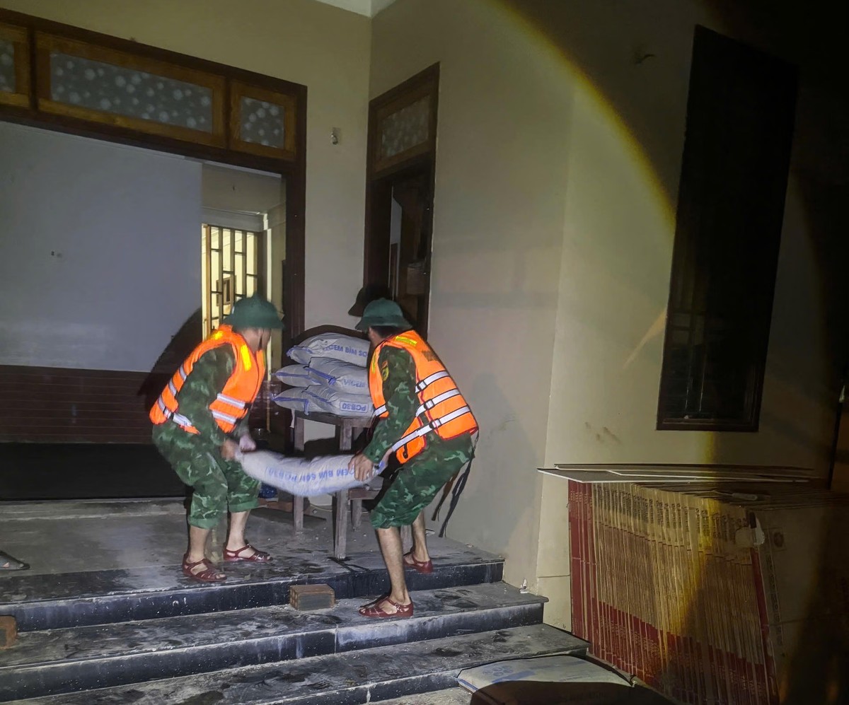 Công tác di dời người dân tại Lao Bảo được triển khai từ đêm 12/9.Ảnh: BĐBP Quảng Trị