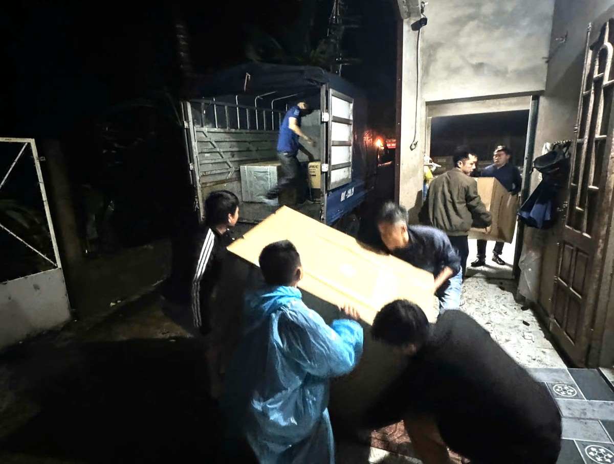 Lực lượng chức năng hỗ trợ di dời khoảng 700 nhân khẩu tại xã Lao Bảo.Ảnh: BĐBP Quảng Trị