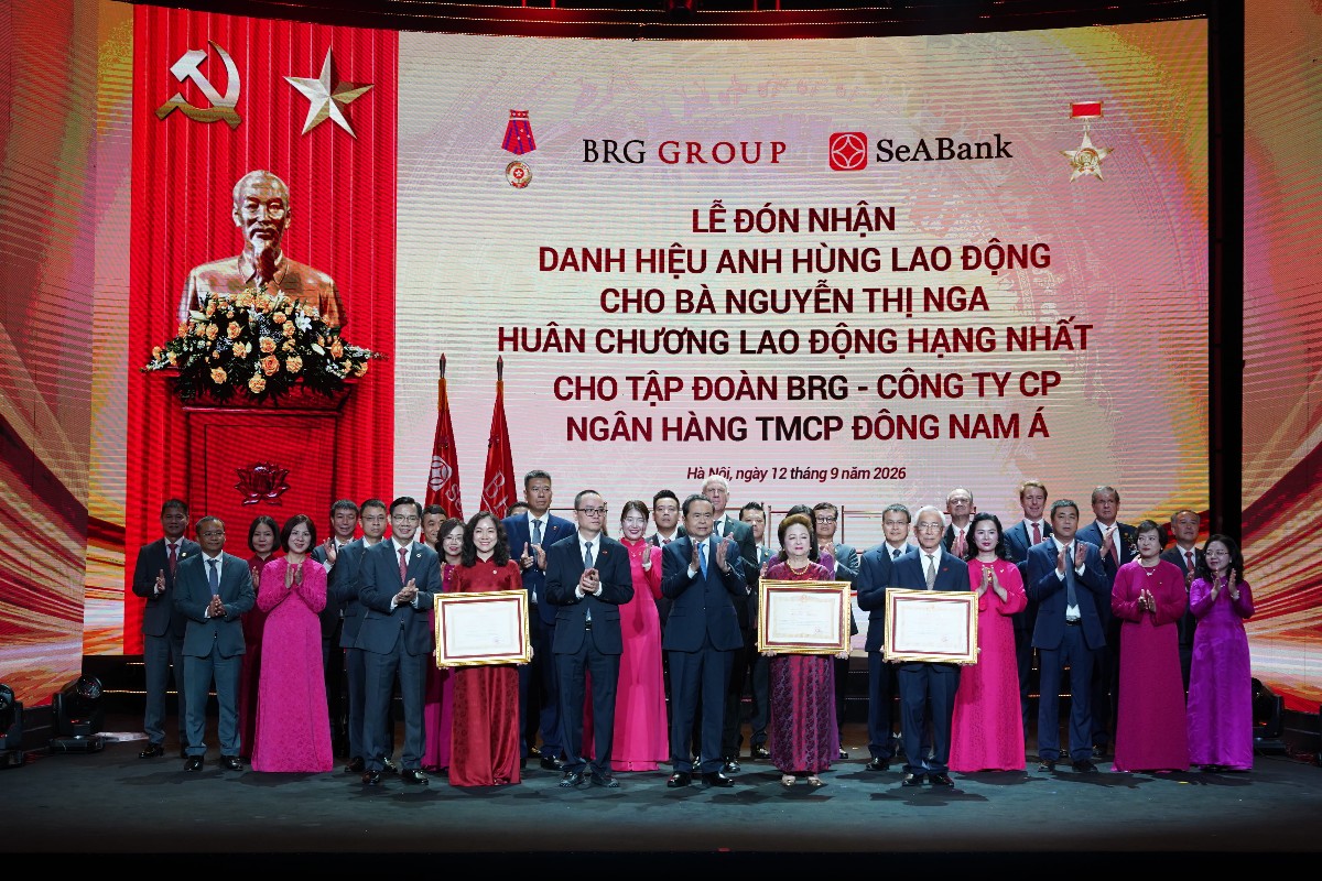Uỷ viên Bộ Chính trị, Chủ tịch Quốc hội Trần Thanh Mẫn trao Danh hiệu Anh hùng Lao động cho doanh nhân Nguyễn Thị Nga cùng Huân chương Lao động hạng Nhất cho Tập đoàn BRG và Ngân hàng SeABank.