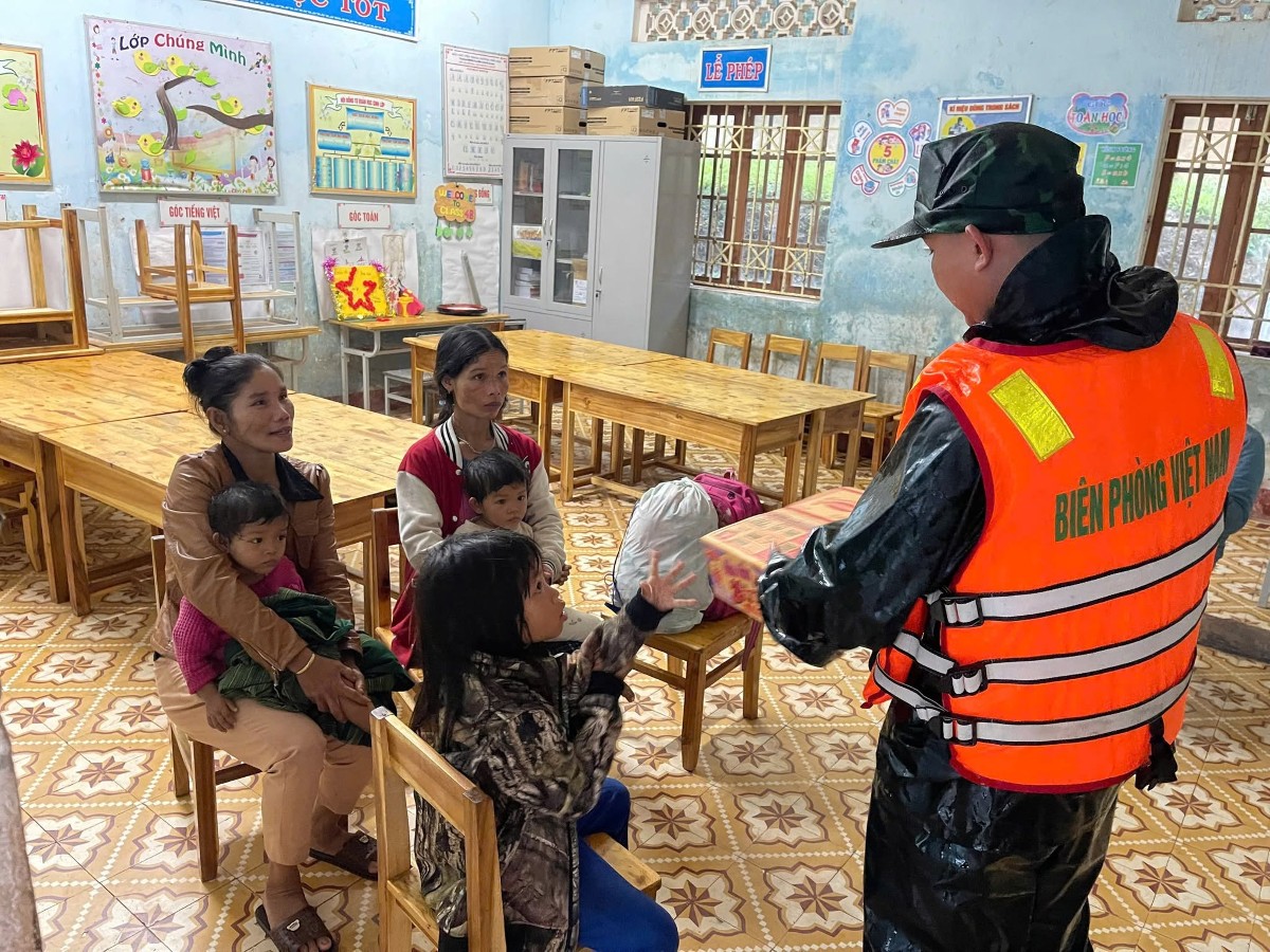 Người dân tại các khu vực có nguy cơ sạt lở, ngập lụt sâu được di dời đến nơi an toàn. Ảnh: UBND xã Đakrông