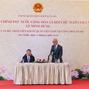 Thủ tướng Lê Minh Hưng tới thăm, làm việc với Đại sứ quán Việt Nam tại Ấn Độ - Ảnh: chinhphu.vn/Nhật Bắc