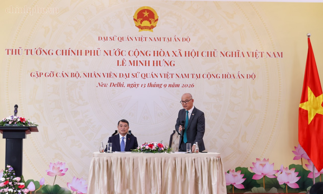 Thủ tướng Lê Minh Hưng tới thăm, làm việc với Đại sứ quán Việt Nam tại Ấn Độ - Ảnh: chinhphu.vn/Nhật Bắc