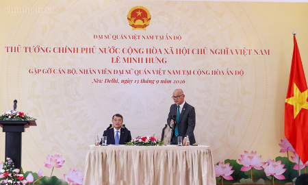 Thủ tướng Lê Minh Hưng tới thăm, làm việc với Đại sứ quán Việt Nam tại Ấn Độ - Ảnh: chinhphu.vn/Nhật Bắc