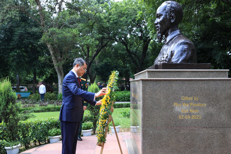 Thủ tướng Chính phủ Lê Minh Hưng dâng hoa tưởng niệm Chủ tịch Hồ Chí Minh tại Công viên G20, Thủ đô New Delhi - Ảnh: chinhphu.vn/Nhật Bắc