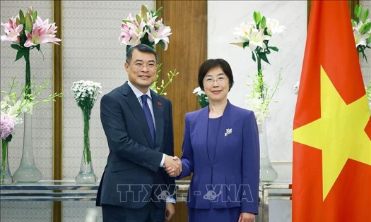 Thủ tướng Lê Minh Hưng tiếp bà Zou Jiayi, Chủ tịch Ngân hàng Đầu tư Cơ sở hạ tầng Châu Á (AIIB). Ảnh: Dương Giang – TTXVN