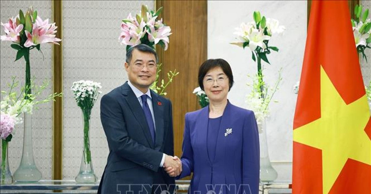 Thủ tướng đề nghị AIIB tăng hỗ trợ Việt Nam phát triển...