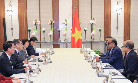 Prime Minister Le Minh Hung meets with GMR Group Chairman Grandhi Mallikarjuna Rao on September 12. (Photo: chinhphu.vn/Nhat Bac)