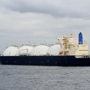 Một tàu chở khí tự nhiên hóa lỏng (LNG) tiến vào vịnh Yokohama. Ảnh: iStock.