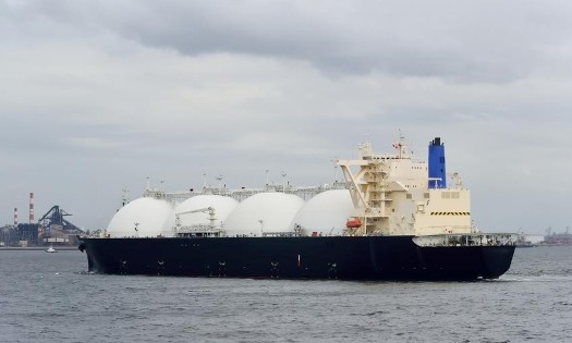Một tàu chở khí tự nhiên hóa lỏng (LNG) tiến vào vịnh Yokohama. Ảnh: iStock.