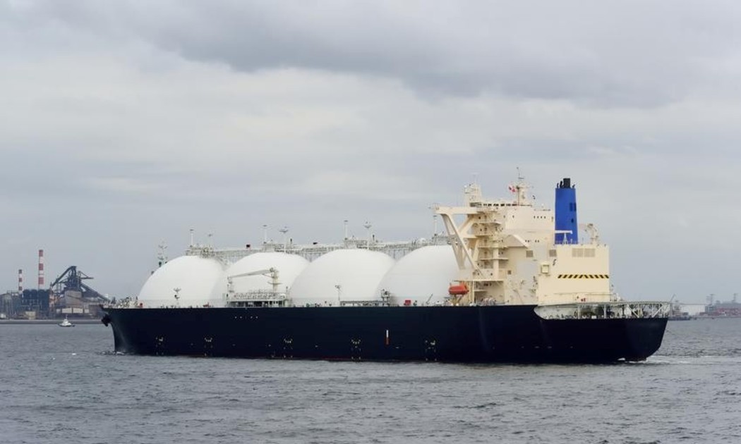 Một tàu chở khí tự nhiên hóa lỏng (LNG) tiến vào vịnh Yokohama. Ảnh: iStock.