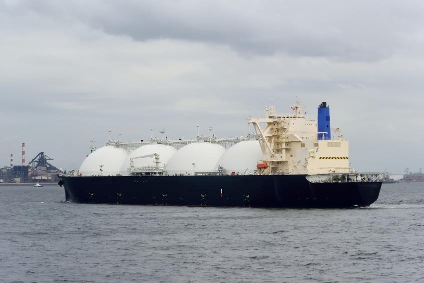 Một tàu chở khí tự nhiên hóa lỏng (LNG) tiến vào vịnh Yokohama. Ảnh: iStock.