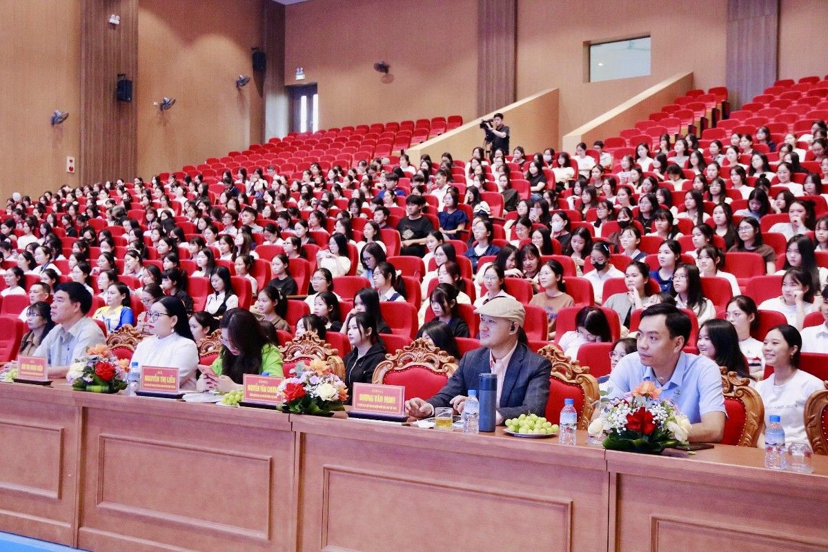 Hội thảo "Truyền thông kiến thức chăm sóc sức khỏe chủ động cho thanh niên tại tỉnh Ninh Bình năm 2026" đã thu hút được hơn 500 sinh viên và đoàn viên thanh niên tham dự. Ảnh: Song Hà.