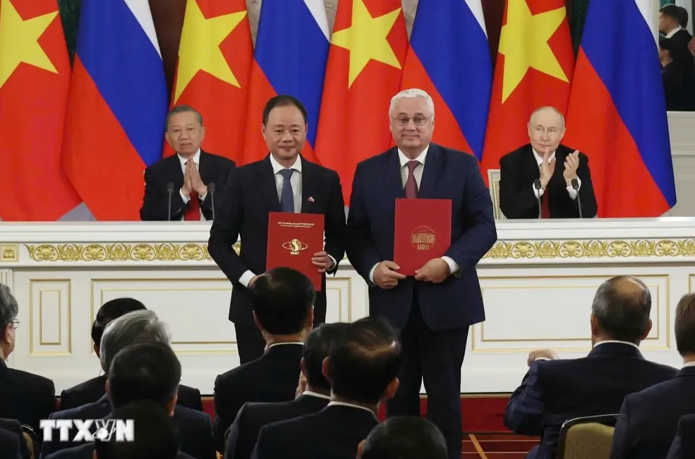 Tổng Bí thư, Chủ tịch nước Tô Lâm và Tổng thống Nga Vladimir Putin chứng kiến Lễ trao văn kiện hợp tác giữa hai nước. Ảnh: TTXVN
