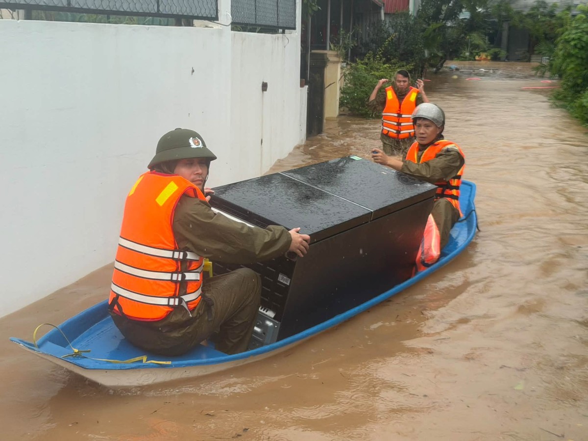 Di dời tài sản cho người dân. Ảnh: Công an xã Lao Bảo
