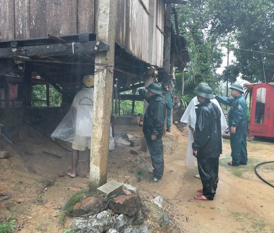 Lực lượng chức năng xã Phúc Trạch hỗ trợ các hộ đồng bào dân tộc Chứt di dời người và tài sản đến nơi an toàn.Ảnh: BCH Quân sự xã Phúc Trạch