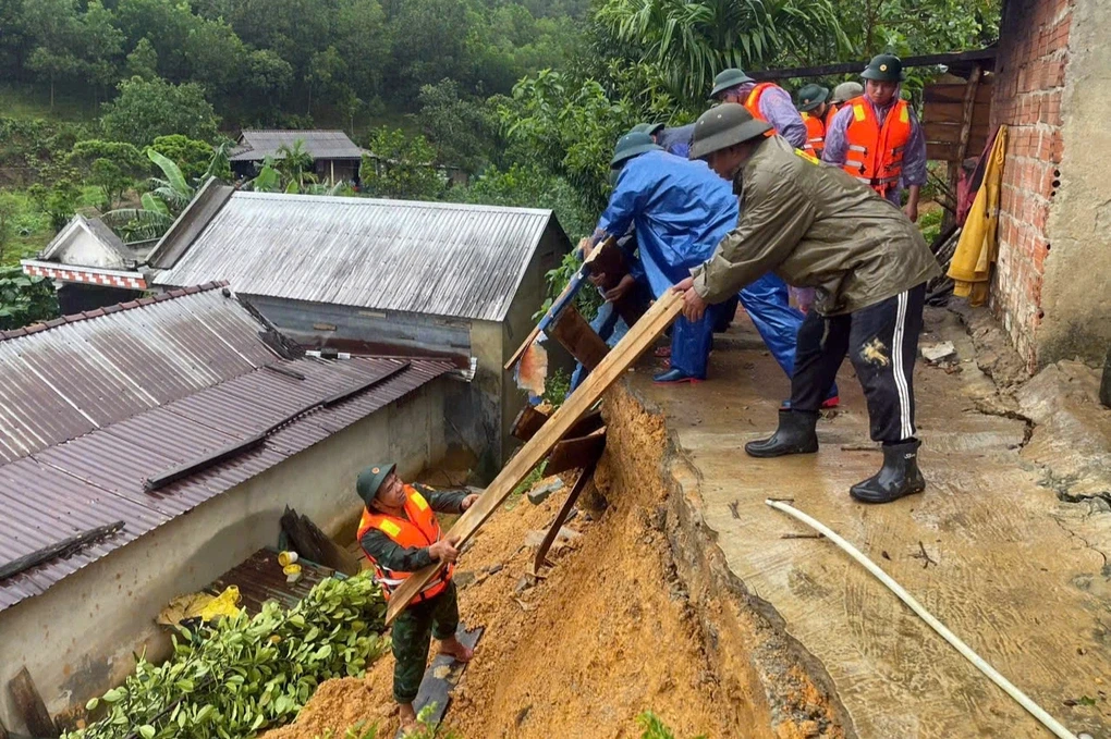 Lực lượng biên phòng thành phố Huế hỗ trợ người dân khắc phục hậu quả mưa lũ. Ảnh: Võ Tiến